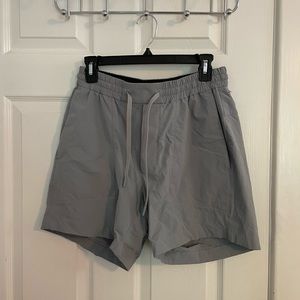 Lululemon Mens 5” Inseam Bowline Light Grey Shorts. Size Medium.